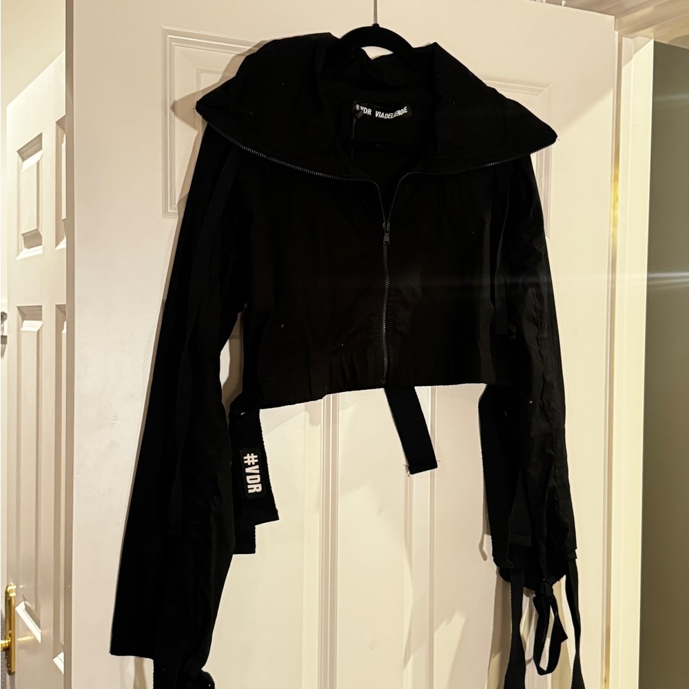 VIADELLEROSE Black Women's Cropped Jacket